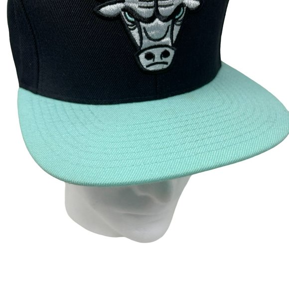 Mitchell & Ness Nostalgia Men's Chicago Bulls Snapback Hat - Picture 4 of 8